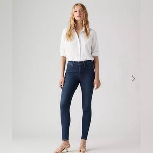 Levi’s 721 High Rise Skinny Size 30 medium wash